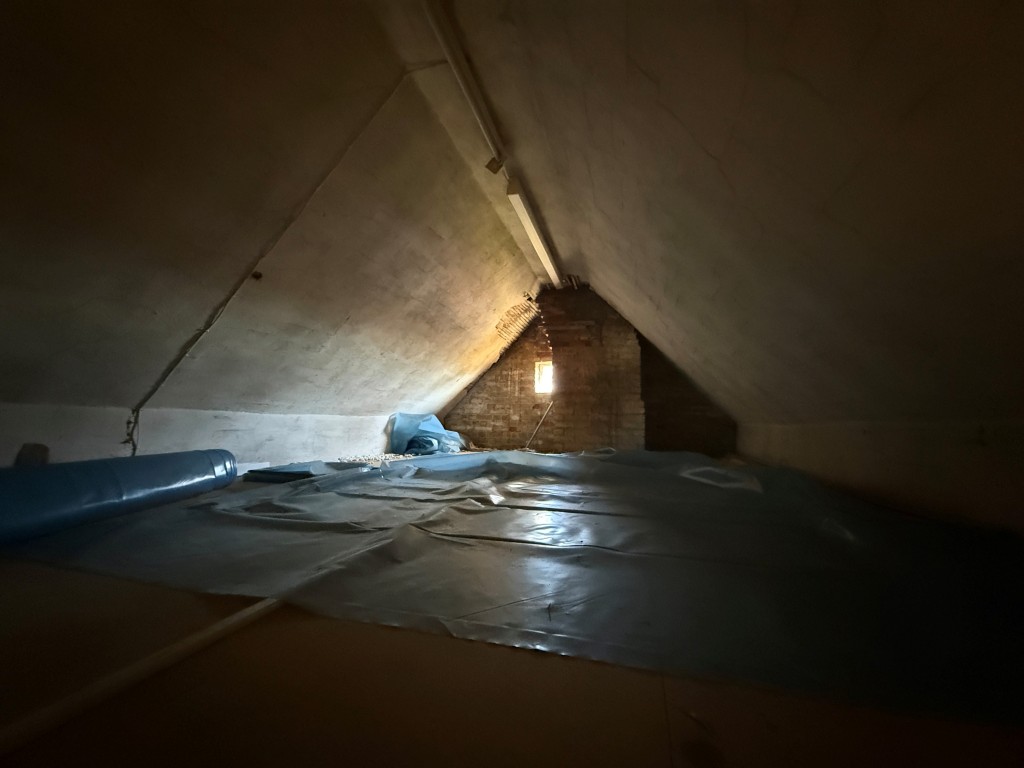 Lot: 76 - SHOP AND UPPER PARTS WITH PLANNING FOR CONVERSION - Loft room